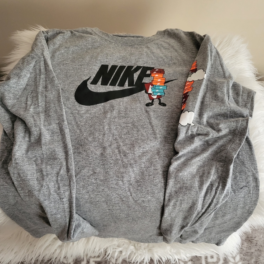 Gray, Long sleeve, Nike graphic shirt, size Medium